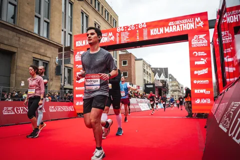 Rodrigo at the Köln Marathon finish line