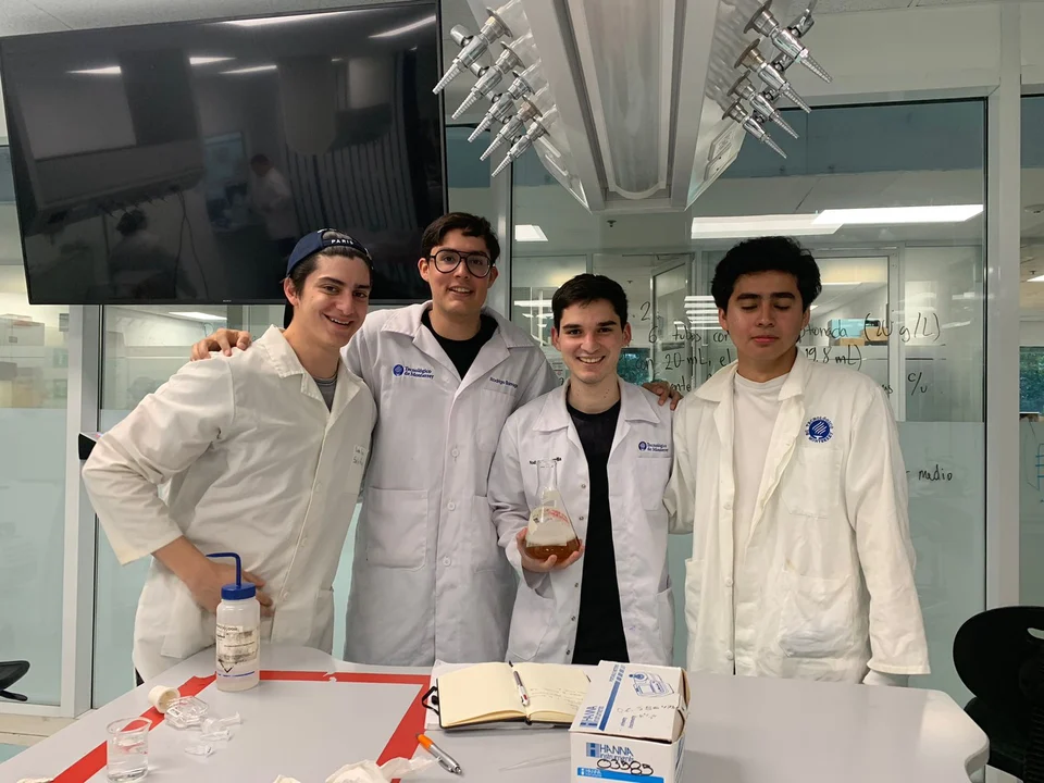 Rodrigo with his fellow engineers in the laboratory at Tecnológico de Monterrey